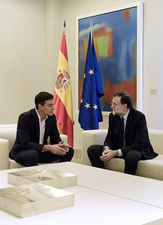 El líder del PSOE conversa con el presidente sobre Cataluña tras el referéndum 1-0. :: j. soriano / afp
