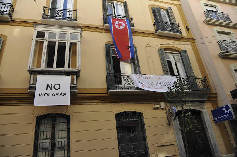 La Casa Invisible de Málaga acoge una exposición de arte contemporáneo que ha desatado la polémica y numerosas criticas en las redes sociales al presentar una bandera de España en forma de horca.