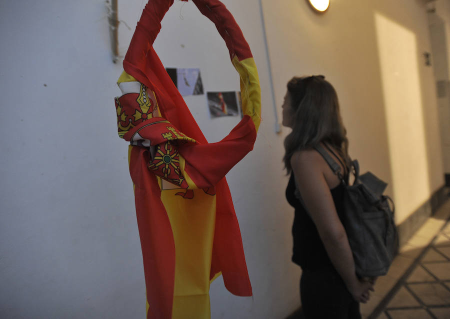 La Casa Invisible de Málaga acoge una exposición de arte contemporáneo que ha desatado la polémica y numerosas criticas en las redes sociales al presentar una bandera de España en forma de horca.