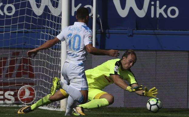 El portero del Eibar Marko Dmitrovic, disputa un balón con el delantero del Deportivo Florin Andone.