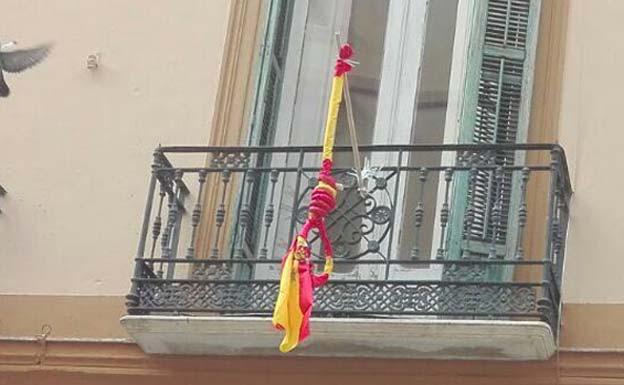 La bandera de España con forma de horca. 