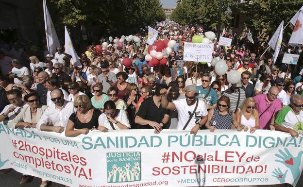 Marcha multitudinaria en Granada en defensa de la sanidad pública andaluza