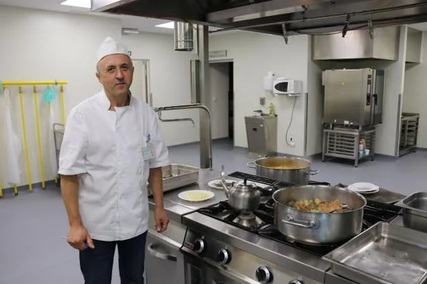 Juan José Palenque es el jefe de cocina del Hospital Serranía de Ronda. 