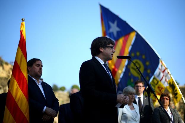 Puigdemont se dirige a los asistentes al acto de homenaje al expresidente Lluis Companys celebrado ayer. :: Iván Alvarado / reuters