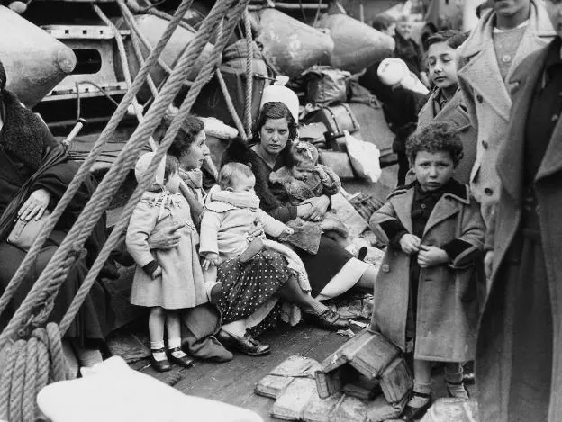 Imagen de archivo de la Guerra Civil, con un grupo de mujeres y niños esperando a ser trasladados a un campamento en Francia. 