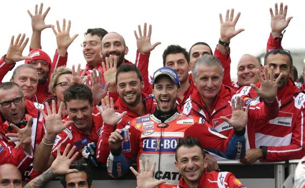 Andrea Dovizioso celebra con los miembros de Ducati su victoria en Japón. 