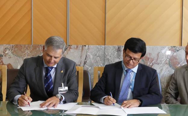 El presidente del RACE, Carmelo Sanz, y el Subsecretario General de la ONU y director ejecutivo de UNITAR, Nikhil Seth, firman el acuerdo. 