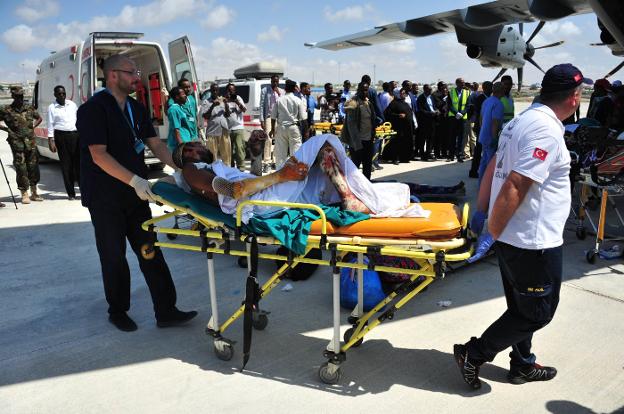 Uno de los heridos en Mogadiscio, en el momento de ser evacuado por un avión militar turco. :: M. A. / afp