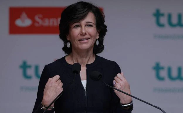 La presidenta de Banco Santander, Ana Botín, habla ante medios de comunicación. 