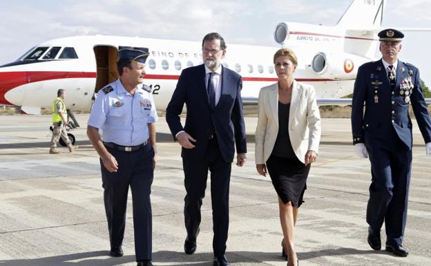 El presidente del Gobierno Mariano Rajoy (2ºi), acompañado por la ministra de Defensa, María Dolores de Cospedal.