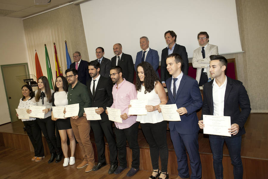 La Facultad de Ciencias Económicas y Empresariales ha reconocido la trayectoria de sus mejores estudiantes en un acto en el que han participado representantes del mundo empresarial