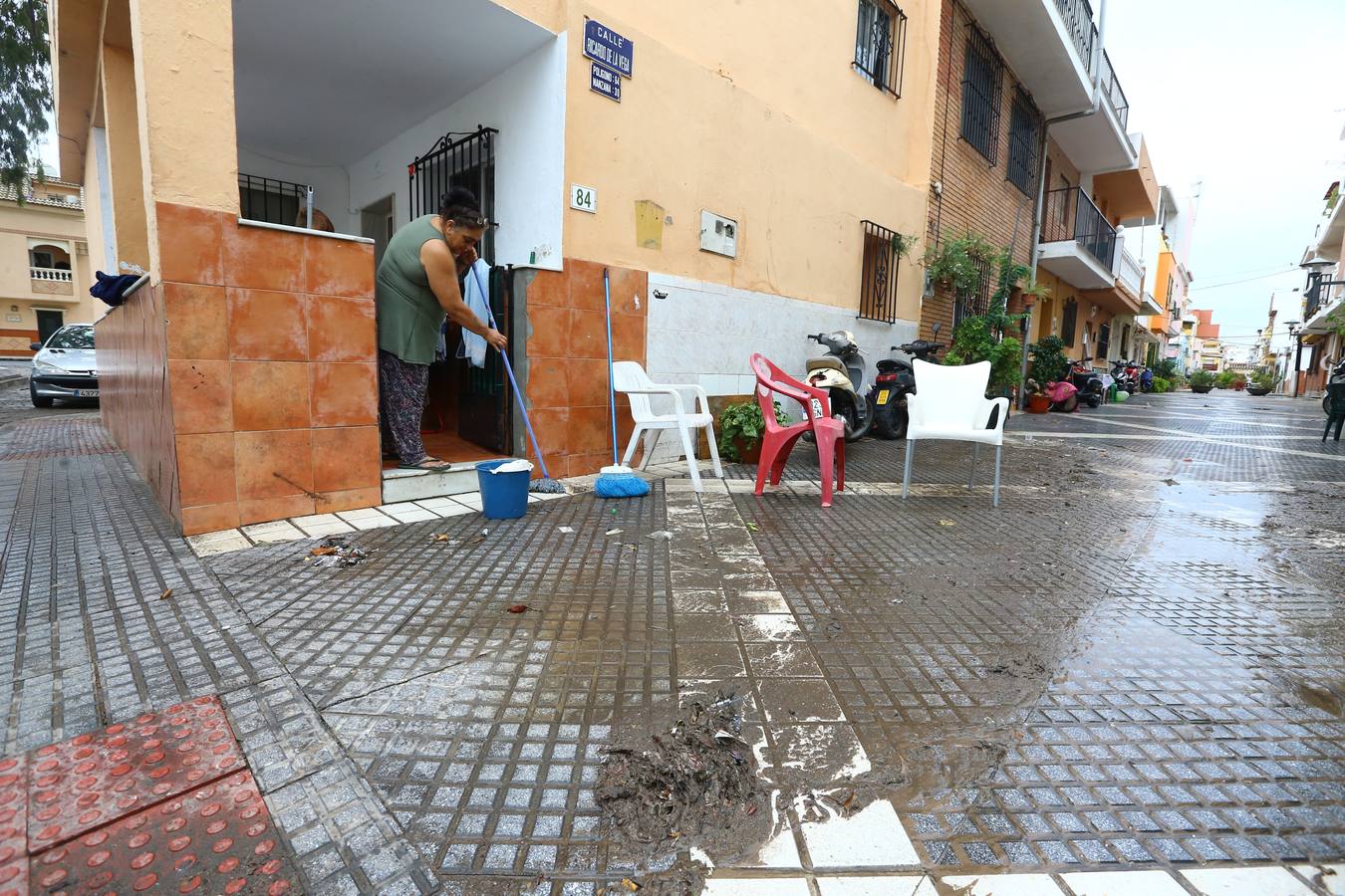 La tromba de agua y la tormenta eléctrica que ha sorprendido a la provincia durante la madrugada y lo que va de mañana, más fuerte de la que inicialmente estaba prevista, ha dejado ya acumulados de más de 50 litros por metro cuadrado en el interior