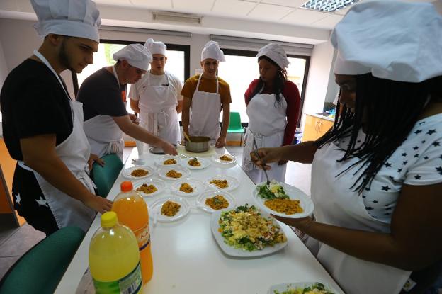 Los alumnos, ayer en la cocina del curso. :: fernando gonzález