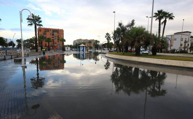 Galería. Balsa de agua en el paseo Marítimo.