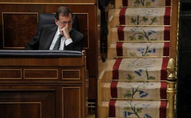 Rajoy, con gesto pensativo en un momento de la sesión de control de ayer en el Congreso. 