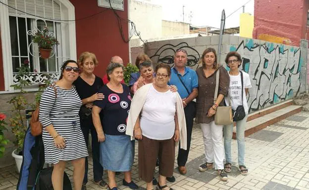 Vecinas y representantes vecinales con Ysabel Torralbo, ayer.