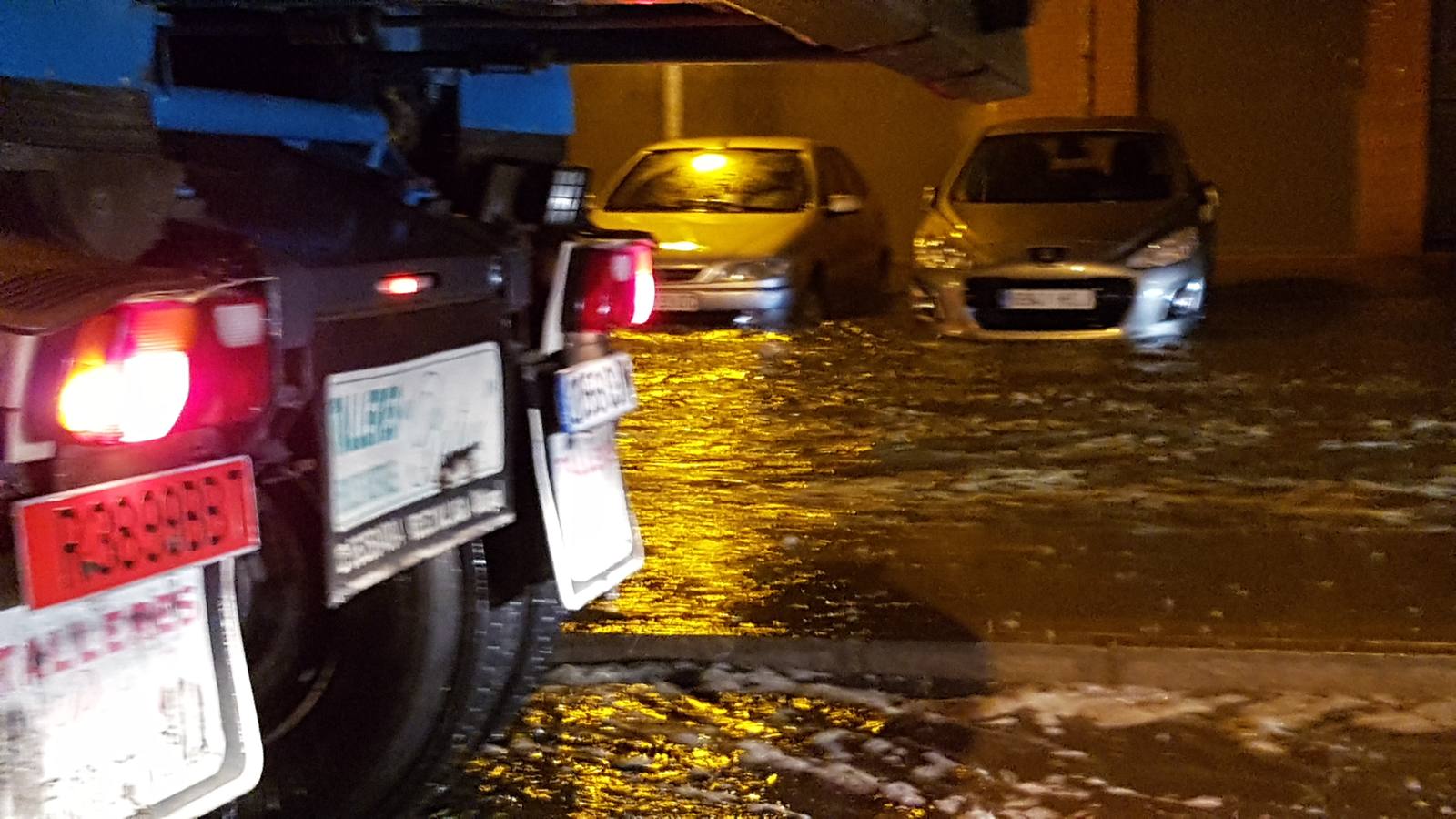 La tromba de agua y la tormenta eléctrica que ha sorprendido a la provincia durante la madrugada y lo que va de mañana, más fuerte de la que inicialmente estaba prevista, ha dejado ya acumulados de más de 50 litros por metro cuadrado en el interior