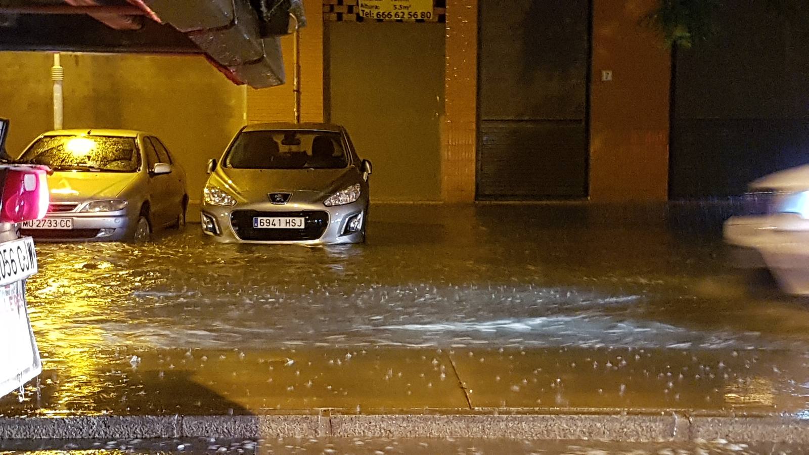 La tromba de agua y la tormenta eléctrica que ha sorprendido a la provincia durante la madrugada y lo que va de mañana, más fuerte de la que inicialmente estaba prevista, ha dejado ya acumulados de más de 50 litros por metro cuadrado en el interior