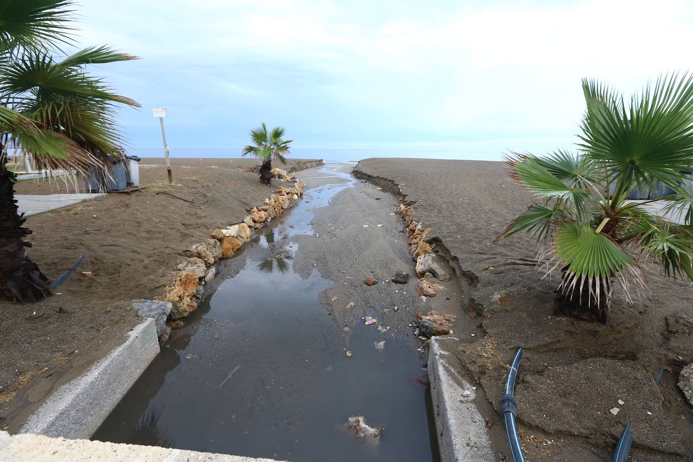 La tromba de agua y la tormenta eléctrica que ha sorprendido a la provincia durante la madrugada y lo que va de mañana, más fuerte de la que inicialmente estaba prevista, ha dejado ya acumulados de más de 50 litros por metro cuadrado en el interior