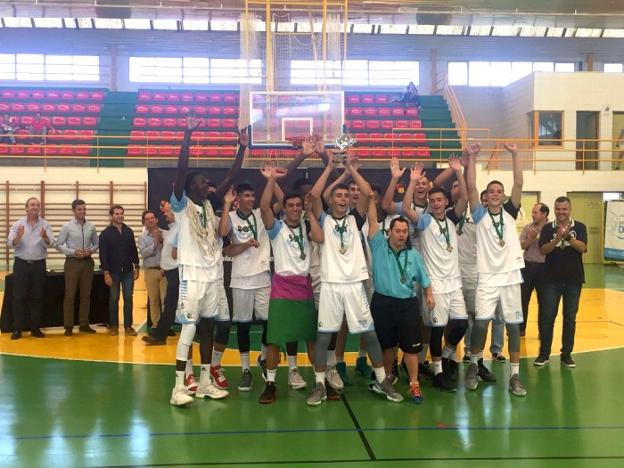 El equipo malagueño celebra el título sobre la pista. :: sur
