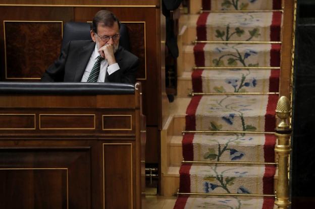 Rajoy, con gesto pensativo en un momento de la sesión de control de ayer en el Congreso. :: Juan Carlos Hidalgo / efe