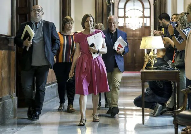 Carme Forcadell se dirige a una reunión de la Mesa del Parlament. :: Andreu Dalmau / efe