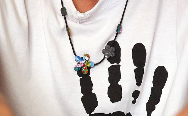 Camiseta de Antonio, con el colgante de su hija.