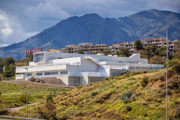 Los padres del Valeriano López consiguen en Estepona una parcela para aparcar