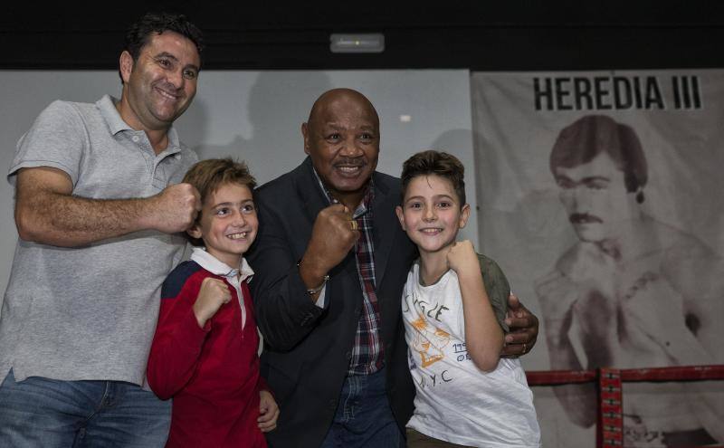 El legendario púgil estadounidense se encuentra en la capital para dar un impulso al deporte en la ciudad