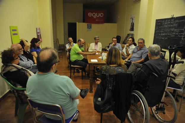 Integrantes del colectivo, en un momento de la reunión. :: f. g.