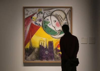 Imagen secundaria 1 - ‘El marco’ (1939) de Frida Khalo. Marc Chagall firma ‘Domingo’ (1952-54), uno de los emblemas de la colección saliente. Detalle de la instalación de Kader Attia.
