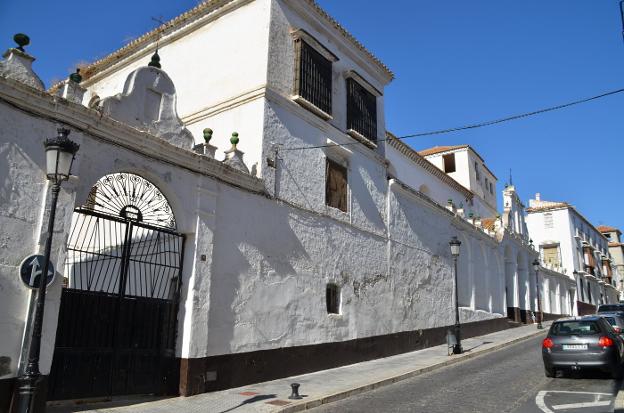El Real Monasterio de Nuestra Señora de Gracia y la iglesia de Las Claras están en la calle Félix Lomas.