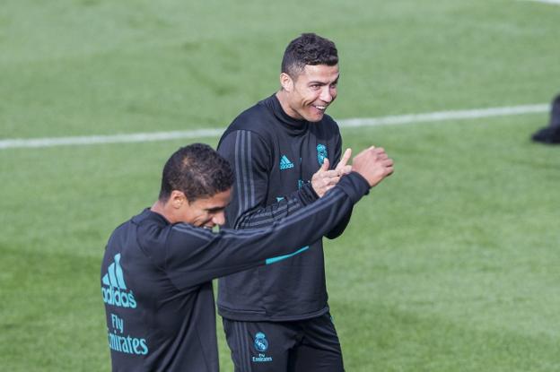 Cristiano Ronaldo, sonriente durante el entrenamiento de ayer en Valdebebas. :: rodrigo jiménez. efe