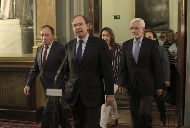 El presidente del Senado, Pío García-Escudero (c), junto a los vicepresidentes Pedro Sanz (izda.) y Joan Lerma, ayer, en la Cámara Alta. :: efe