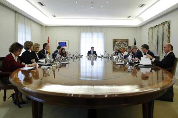 Mariano Rajoy preside ayer el Consejo de Ministros extraordinario. :: j. c. hidalgo / efe