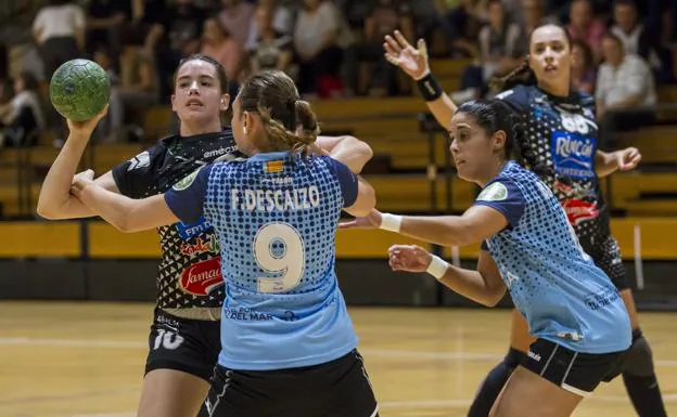 Emma Boada, defendida por la local Descalzo en una acción del duelo de ayer.