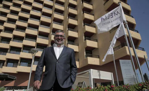 Carlos Franco, director del Meliá Costa del Sol, en la terraza central del hotel. 