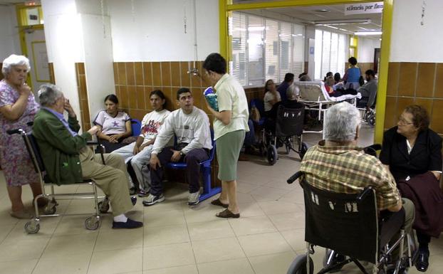 Pacientes esperan su turno en una de las salas de un hospital andaluz.