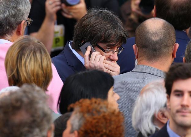 El presidente de la Generalitat, la semana pasada, durante la protesta en Barcelona por el encarcelamiento de los líderes de Omnium y ANC. :: Ivan Alvarado / Reuters