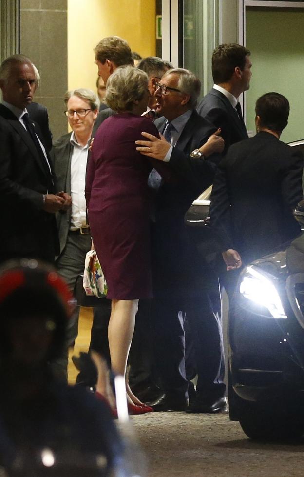 Jean-Claude Juncker saluda a Theresa May. :: REUTERS
