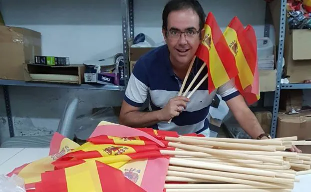 Juan Antonio Moreno con algunas banderolas de España fabricadas por ellos.