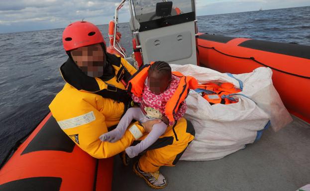 Rescate de una niña en el Mediterráneo.