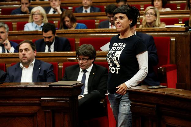 La diputada de la CUP, Anna Gabriel, pasa por delante del escaño de Puigdemont. :: a. gea / reuters