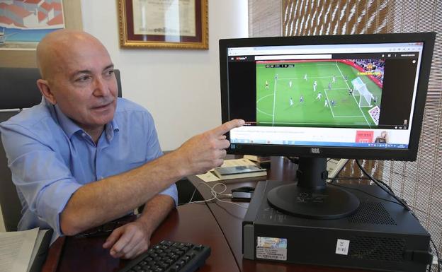 López Nieto muestra en la pantalla del ordenador la imagen del centro en el gol que debió ser anulado en los primeros instantes del Barcelona-Málaga.