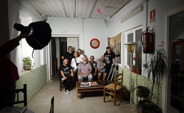 Voluntarios de la Fundación 26 de Diciembre en la sede de la entidad, donde se atiende a homosexuales mayores. 