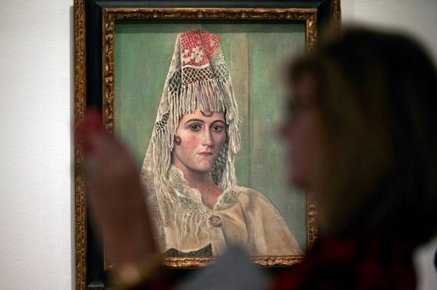 La obra 'Olga Khokhlova con mantilla', de 1917, de Pablo Picasso, en el Museo de Barcelona. :: efe