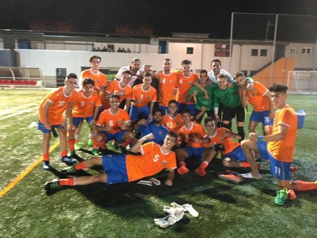 Los jugadores del Puerto Malagueño celebran su victoria sobre el césped el pasado sábado. :: sur
