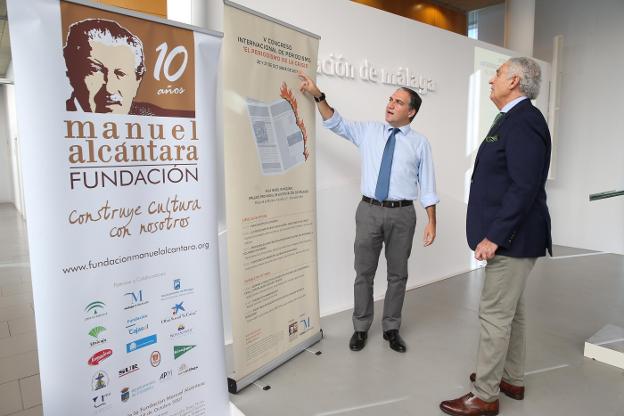 Elías Bendodo y Antonio Pedraza, antes de la presentación de ayer. :: salvador salas