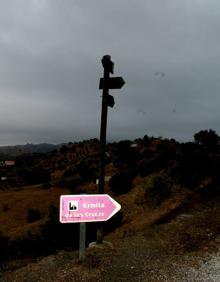 Imagen secundaria 2 - Vista de la Bahía de Málaga. | Ante la falta de señales de la propia ruta habrá que estar atentos a las que indican la dirección de la ermita. | Punto de partida desde Puerto Blasón