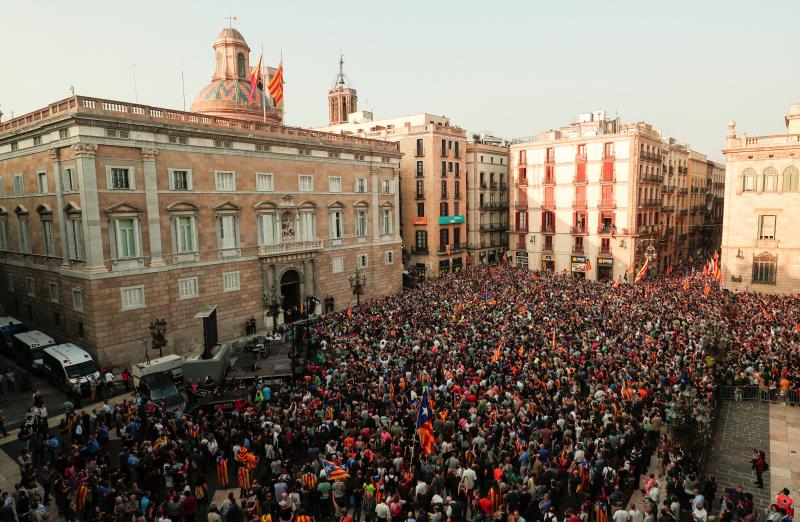 En el momento en el que se comunicaba la decisión del Parlament, la alegría y la emoción ha estallado en la plaza Sant Jaume